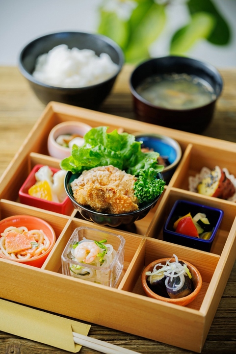 9種のお惣菜定食の写真