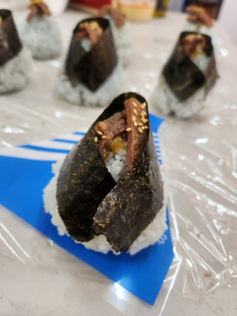 ブルー牛タンおにぎりの写真
