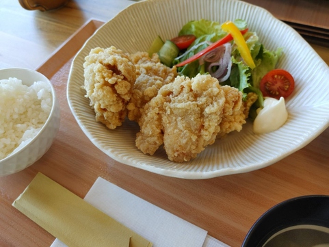 唐揚げ定食の写真