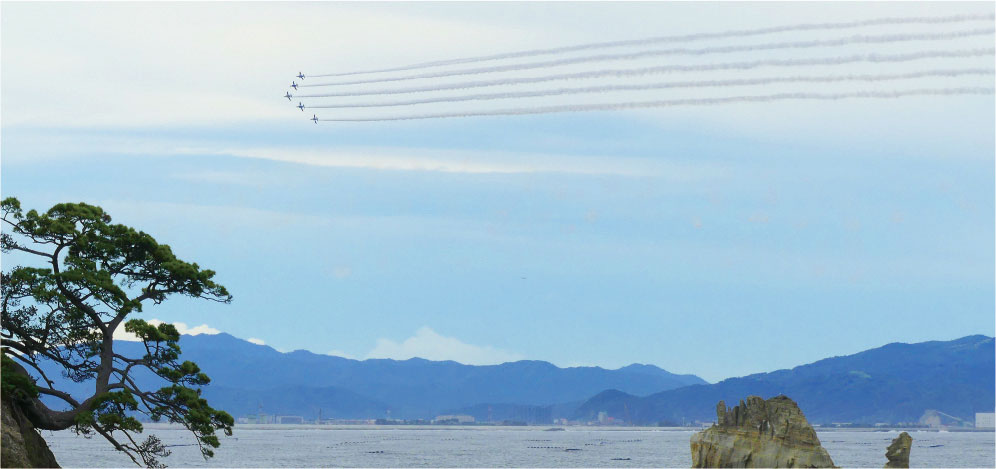 ブルーインパルスと東松島の海の写真