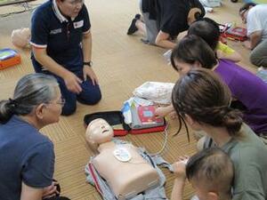 AEDの使い方を学ぶ様子