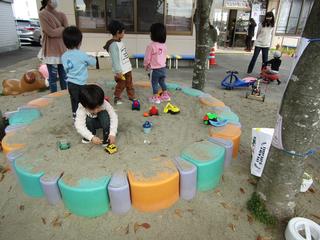 子どもが砂場で遊ぶ画像