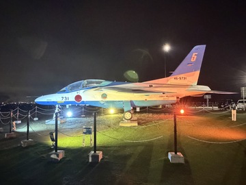 ブルーインパルス退役機ライトアップ
