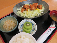 健康的な鶏から定食の写真