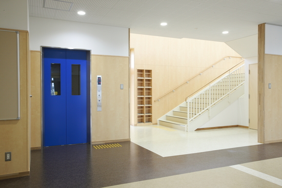矢本東市民センターエレベーターホールの写真