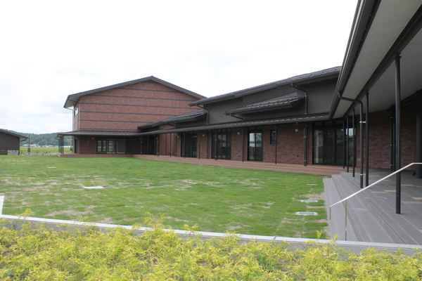 矢本西市民センター芝生・デッキの写真