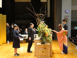二十歳を祝う会での市長の介添えを行った