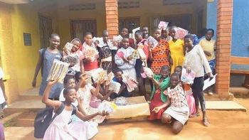 ウガンダ現地の女子生徒の写真